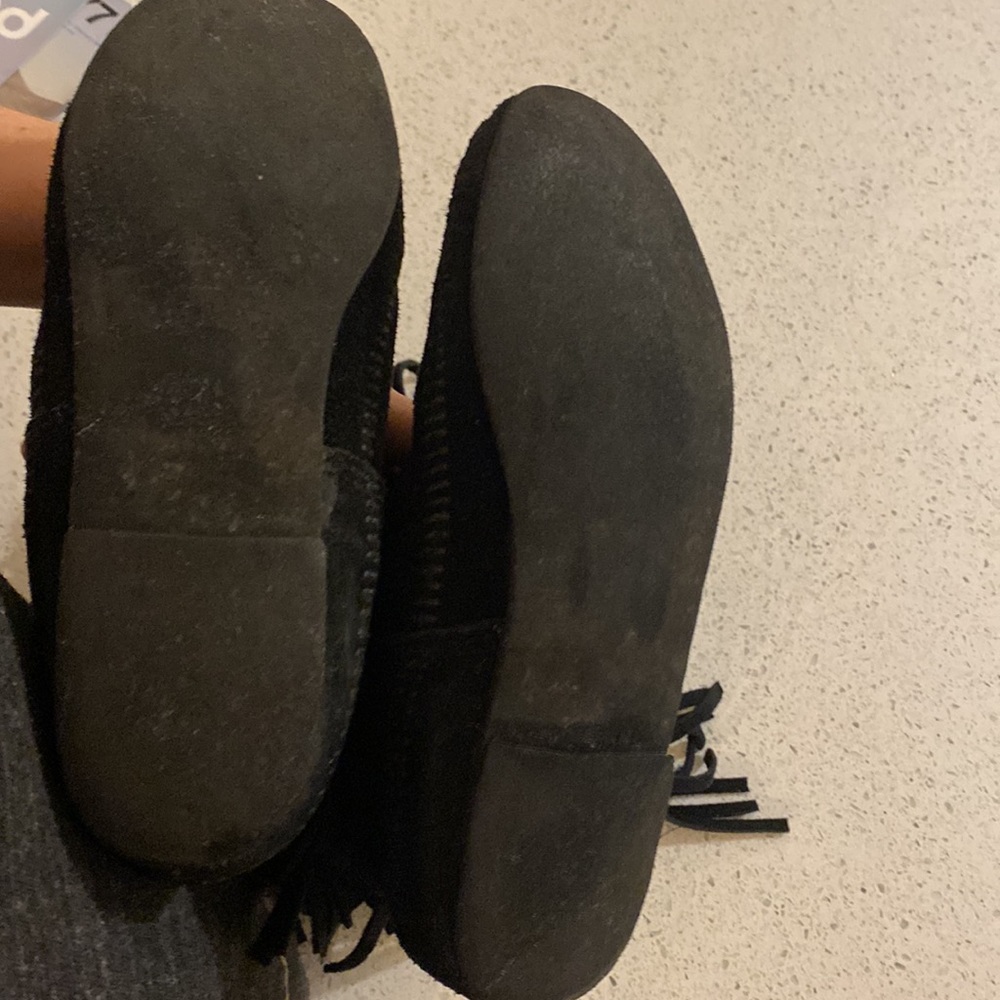 Black fringe Minnetonka boots - Picture 12 of 16
